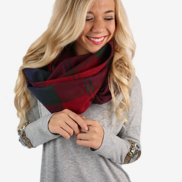 New Noel Plaid Triangle Scarf - Picture 2 of 7